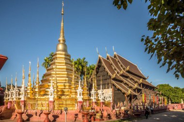 CHIANG MAI, THAILAND - 12024 Şubat - Chiang Mai sokaklarındaki Wat Phantao yakınlarındaki Stupa 'ya bakın. Chiang Mai, Kuzey Tayland 'ın en büyük şehridir..