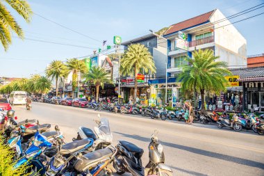 AO NANG, THAILAND - 30 HAZİRAN 2024 Ao Nang şehrinin sokaklarında. Ao Nang, Tayland 'ın Krabi eyaletinin merkezi bir noktasıdır..