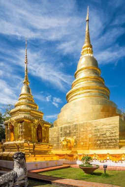 Wat Phra Singh Woramahawihan yakınlarındaki Stupa 'ya bakın Tayland' da Chiang Mai sokaklarında