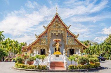 Tayland 'da Chiang Mai caddelerinde Wat Phra Singh Woramahawihan manzarası