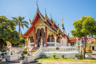 Tayland 'ın Chiang Mai şehrinin sokaklarındaki Pan Ping' in Wat 'ına bakın.