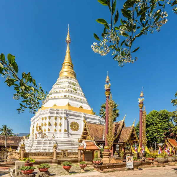 Chiang Mai şehrinin sokaklarındaki Wat of Chiang Yuen 'e bakın.