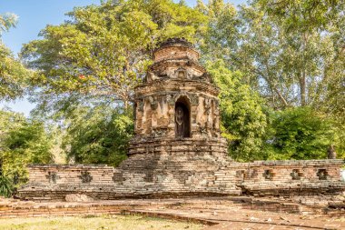 Tayland 'ın Chiang Mai kasabasındaki Wat of Jed Yod yakınlarındaki Stupa harabelerinde manzara.