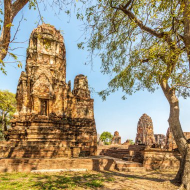 Tayland 'da Ayutthaya sokaklarındaki Nok Wat harabelerine bakın.