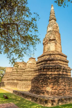 Tayland 'da Ayutthaya sokaklarındaki Phra Ram Wat harabelerine bakın.