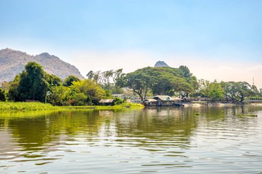 Tayland 'da Kwai nehrinde yelken açarken doğanın ve çevrenin manzarası