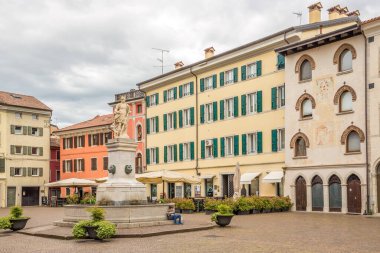 CIVIDALE del FRIULI, ITALY - 8 Mayıs 2024 - Cividale del Friuli.Cividale, İtalya 'nın kuzeyindeki Udine bölgesinin Bölgesel ademi merkeziyetçiliğini elinde bulunduran bir şehir ve komün.. 