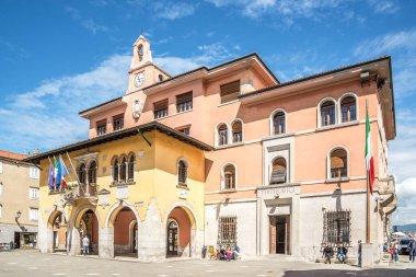 MUGGIA, ITALY - 8 Mayıs 2024 - İtalya 'daki Muggia Belediye Binası' nda görüntülenir. Muggia, Trieste 'nin güneydoğu Bölgesel ademi merkeziyet birimine bağlı bir İtalyan kentidir..