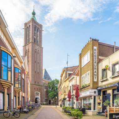 VENLO, NETHERLANDS - 20 Mayıs 2024 - Venlo sokaklarında Aziz Martin Bazilikası. Venlo, Hollanda 'nın güneydoğusunda yer alan bir şehirdir..