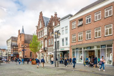 HERTOGENBOSCH, NETHERLANDS - 20 Mayıs 2024 Hertogenbosch sokaklarında. Hertogenbosch, Hollanda 'da Den Bosch olarak bilinen bir şehirdir.