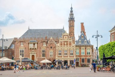 HAARLEM, NETHERLANDS - 21 Mayıs 2024 - Haarlem sokaklarındaki belediye binasında görüş. Haarlem, Hollanda 'da bir şehirdir.. 
