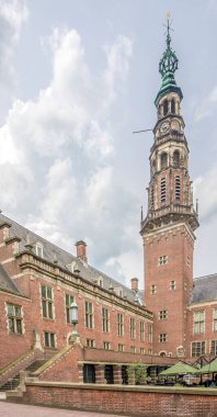 Leid, NETHERLANDS - 21 Mayıs 2024 - Leiden caddelerindeki belediye kulesine bakın. Leiden, Hollanda 'nın Güney Hollanda eyaletinde yer alan bir şehirdir..