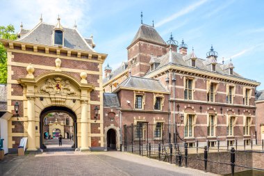 HAGUE, NETHERLANDS - 21 Mayıs 2024 - Haguar sokaklarındaki Binnenhof binasına bakın. Lahey, Hollanda 'nın Güney Hollanda eyaletinin başkentidir..