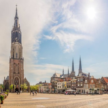 DELFT, NETHERLANDS - 21 Mayıs 2024 - Delft 'teki kiliseleri olan pazar yerinde görüş. Delft, Hollanda 'da popüler bir turizm merkezidir.