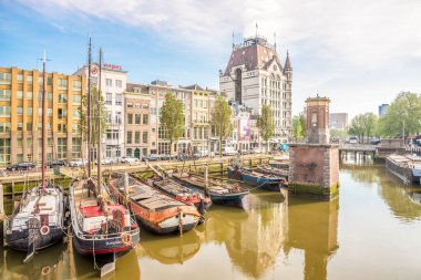 ROTTERDAM, NETHERLANDS - 21 Mayıs 2024 Rotterdam sokaklarında. Rotterdam, Hollanda 'nın başkenti Amsterdam' dan sonraki en büyük ikinci kentidir..