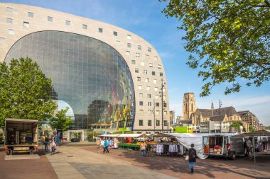 ROTTERDAM, NETHERLANDS - 21 Mayıs 2024 Rotterdam sokaklarındaki Markthall manzarası. Rotterdam, Hollanda 'nın başkenti Amsterdam' dan sonraki en büyük ikinci kentidir..