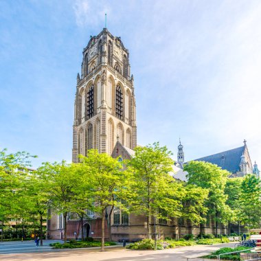 ROTTERDAM, NETHERLANDS - 21 Mayıs 2024 - Rotterdam 'daki Saint Lawrence kilisesinin çan kulesine bakın. Rotterdam, Hollanda 'nın başkenti Amsterdam' dan sonraki en büyük ikinci kentidir..