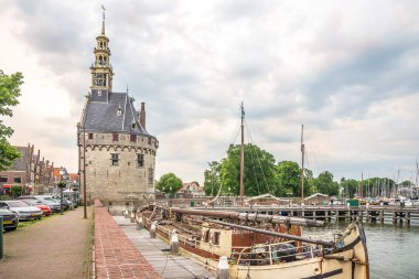 Hoorn-Hollanda sokaklarında Hoofdtoren kulesiyle birlikte Harbour 'a bakın.