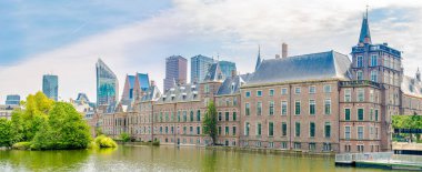 Hollanda 'da Lahey sokaklarındaki Binnenhof binasında panoramik manzara