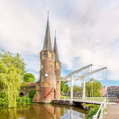 Hollanda 'da Delft caddelerindeki Oostpoort Kapısı' nı izle 