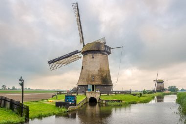 SCHERMERHORN, NETHERLANDS - 22 Mayıs 2024 - Schermerhorn yakınlarındaki rüzgar değirmenlerine bakın. Schermerhorn, Hollanda 'nın Kuzey Hollanda eyaletinde yer alan bir köydür.