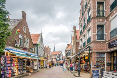 VOLENDAM, NETHERLANDS - 22 Mayıs 2024 - Volendam sokaklarında. Volendam, Hollanda 'nın Kuzey Hollanda eyaletinde yer alan bir şehirdir..
