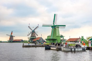 ZAANSE SCHANS, NETHERLANDS - Mayıs 22, 2024 Zaanse Schans 'taki açık hava müzesindeki yel değirmenlerine bakın. Zaanse Schans, Hollanda 'nın Zaandijk kenti yakınlarında yer alan bir mahalle..