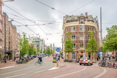 AMSTERDAM, NETHERLANDS - 23 Mayıs 2024 - Amsterdam sokaklarında. Amsterdam Hollanda 'nın başkentidir..