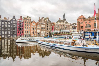 AMSTERDAM, NETHERLANDS - 23 Mayıs 2024 - Amsterdam 'ın merkezindeki kanalda gezi tekneleri. Amsterdam Hollanda 'nın başkentidir..