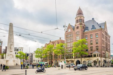 AMSTERDAM, NETHERLANDS - Mayıs 23. 2024 - Amsterdam 'da ulusal anıtı olan bir yer. Amsterdam Hollanda 'nın başkentidir..