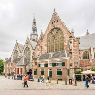 AMSTERDAM, NETHERLANDS - 23 Mayıs 2024 - Amsterdam şehir merkezindeki Oude Kerk Kilisesi. Amsterdam Hollanda 'nın başkentidir..