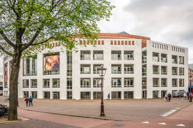 AMSTERDAM, NETHERLANDS - 23 Mayıs 2024 - Amsterdam sokaklarındaki Ulusal Opera ve Bale Binası 'na bakın. Amsterdam Hollanda 'nın başkentidir..