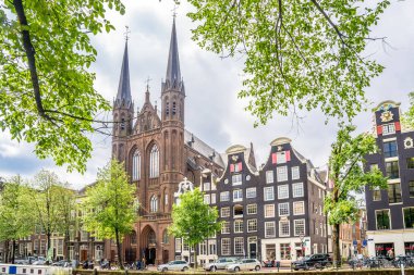 AMSTERDAM, NETHERLANDS - 23 Mayıs 2024 - Amsterdam 'ın merkezindeki Krijtberg Kilisesi' ne bakın. Amsterdam Hollanda 'nın başkentidir..