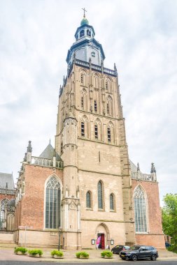 ZUTPHEN, NETHERLANDS - 24 Mayıs 2024 - Zutphen caddelerindeki Saint Walpurga Kilisesi 'ne bakın. Zutphen, Hollanda 'nın Gelderland eyaletinde yer alan bir şehirdir..