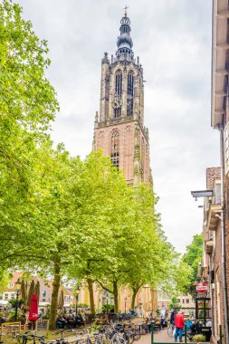 AMERSFOORT, NETHERLANDS - 24 Mayıs 2024 Amersfoort sokaklarındaki Meryem Ana Kulesi 'ne bakın. Amersfoort, Hollanda 'nın Utrecht eyaletinde yer alan bir şehirdir..