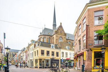 UTRECHT, NETHERLANDS - 24 Mayıs 2024 - Utrecht sokaklarındaki Saint Willibrord kilisesine bakın. Utrecht, Hollanda 'nın dördüncü büyük kentidir..