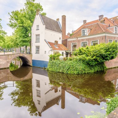 Eski şehir merkezinin sokaklarında Amersfoort - Hollanda