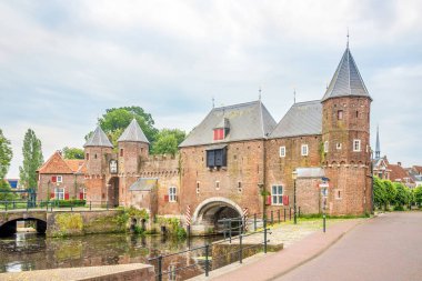 Hollanda 'da Amersfoort sokaklarındaki Koppelspoort Kapısı' na bakın.