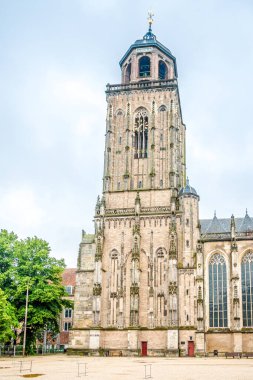 Hollanda 'da Deventer caddelerindeki Aziz Lebuinus Kilisesi' ne bakın.