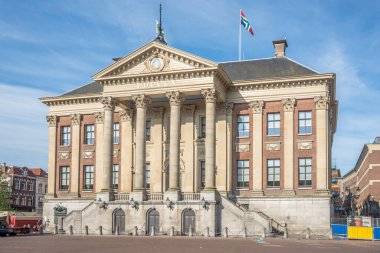 GRONINGEN, NETHERLANDS - 26 Mayıs 2024 - Groningen caddelerindeki belediye binasında görüş. Groningen, Hollanda 'nın başkenti ve en büyük şehridir..