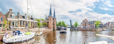 SNEEK, NETHERLANDS - 25 Mayıs 2024 - Lemmer Waterpoort kapısında panoramik manzara. Sneek, Hollanda 'nın Friesland eyâletinde, Leeuwarden ilinin güneybatısında yer alan bir şehirdir..