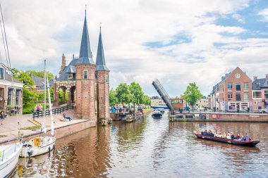 SNEEK, NETHERLANDS - 25 MAYIS 2024 - Lemmer Waterpoort kapısında görüntüle. Sneek, Hollanda 'nın Friesland eyâletinde, Leeuwarden ilinin güneybatısında yer alan bir şehirdir..