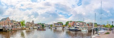 SNEEK, NETHERLANDS - 25 Mayıs 2024 - Lemmer Limanı 'nda panoramik manzara. Sneek, Hollanda 'nın Friesland eyâletinde, Leeuwarden ilinin güneybatısında yer alan bir şehirdir..