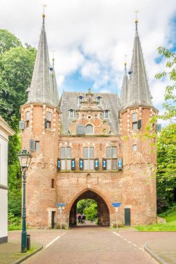 KAMPEN, NETHERLANDS - 25 MAYIS 2024 Kampen sokaklarında Birader Poort Gate. Kampen, Hollanda 'nın Overijssel eyaletinde yer alan bir şehirdir.. 