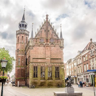 KAMPEN, NETHERLANDS - 25 Mayıs 2024 Kampen sokaklarındaki eski belediye binası. Kampen, Hollanda 'nın Overijssel eyaletinde yer alan bir şehirdir.. 