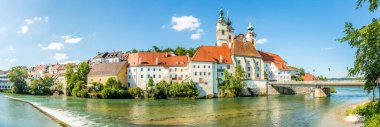 Avusturya 'nın Steyr kasabasındaki Enns ve Steyr nehirleri yakınlarındaki Saint Michael kilisesinde panoramik manzara