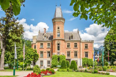 Schladming şehrindeki belediye binasının manzarası - Avusturya