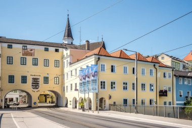 GMUNDEN, AUSTRIA - 24 Haziran 2024 - Gmunden sokaklarındaki Trauntor kapısına bakın. Gmunden, Avusturya 'nın Yukarı kesiminde, Gmunden ilçesine bağlı bir kasabadır..