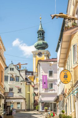 GMUNDEN, AUSTRIA - 24 Haziran 2024 Gmunden kasabasının sokaklarında. Gmunden, Avusturya 'nın Yukarı kesiminde, Gmunden ilçesine bağlı bir kasabadır..