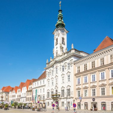 STEYR, AUSTRIA - 24 Haziran 2024 - Steyr caddelerindeki belediye binasında görüş. Steyr, Avusturya 'nın Yukarı Avusturya eyaletinde yer alan bir kenttir..